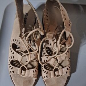 Mossimo Supply Co. Tan Sandals with Elegant Cut-Out Design